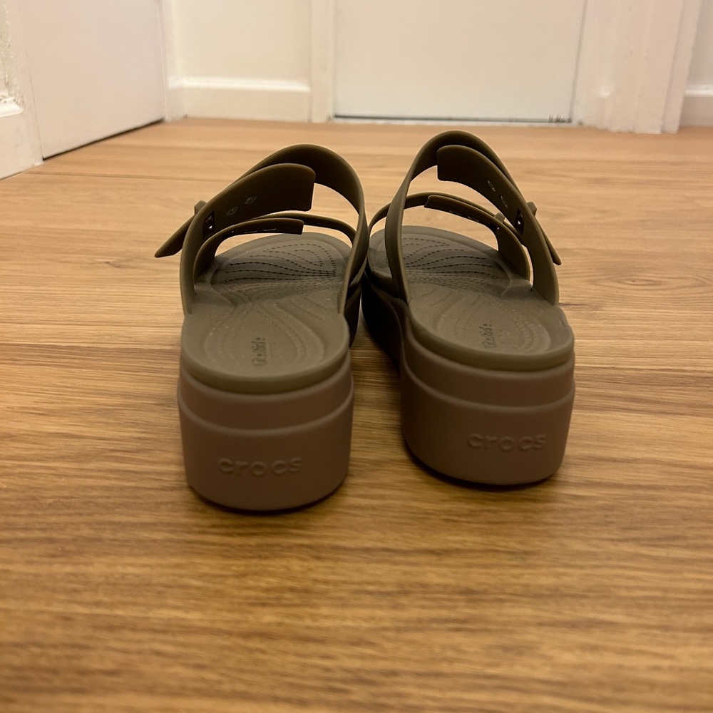 Crocs Brooklyn Low Wedge Sandal - Picture 4 of 6